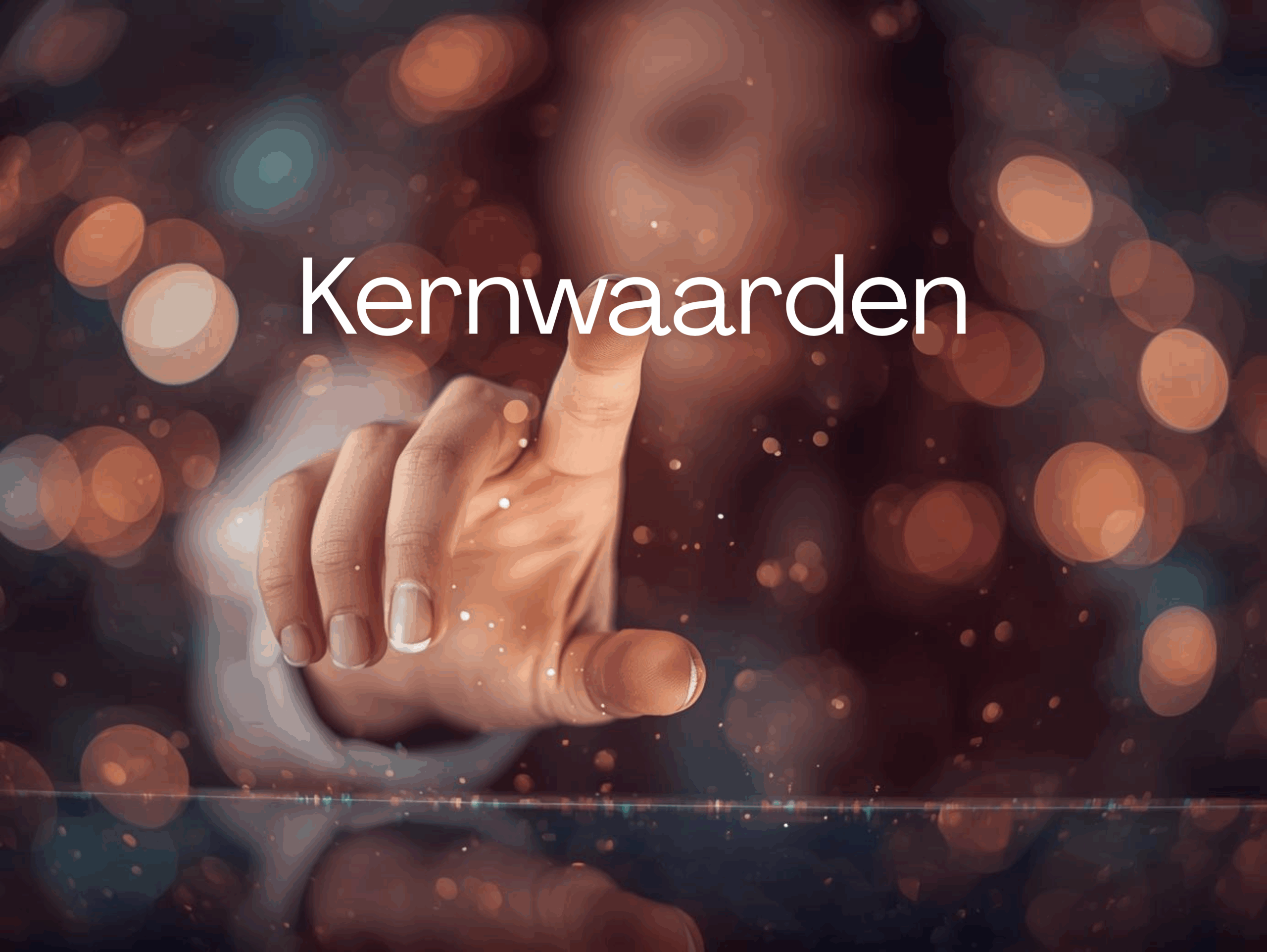 Vrouw die met haar vinger het woord ‘Kernwaarden’ aanraakt op een scherm, met warme, zachte achtergrond.